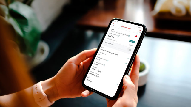 senhora a olhar para telemóvel e a verificar SWIFT na app santander